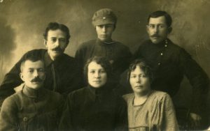 Надежда Ивановна Голикова (вверху по центру), Пётр Иванович Коротыгин (муж) — крайний слева (нижний ряд). Только-только закончилась гражданская война...