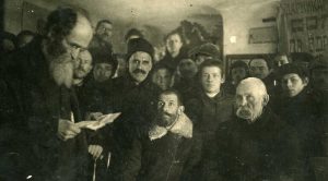 Очередное собрание артели художников; отчитывается художник из д.Дягилево А.Чикурин (прозвища — «Топор,» «Карл Маркс»). «Артель древней живописи» находилась в здании столярной мастерской братьев Белоусовых с 1924 по 1928 гг.